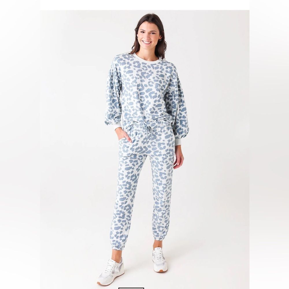Z Supply Gray and White Lounge Set